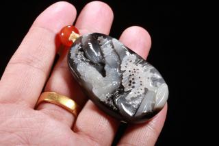 珍藏品,新疆和田玉黑油皮籽料(观音看天下),搭配天然和田玉项链,孤品