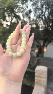 被低估的黄口料!暖调显白绝了～ 在和田玉的众多颜色中,黄口确实不太